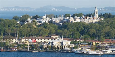  Çırağan Palace: A Glimpse into Ottoman Opulence on the Bosporus Shores!