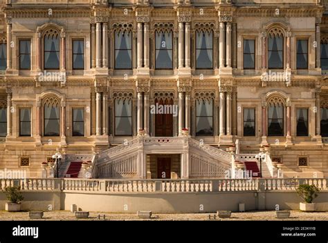  Çırağan Palace: A Glimpse into Ottoman Opulence on the Bosporus Shores!